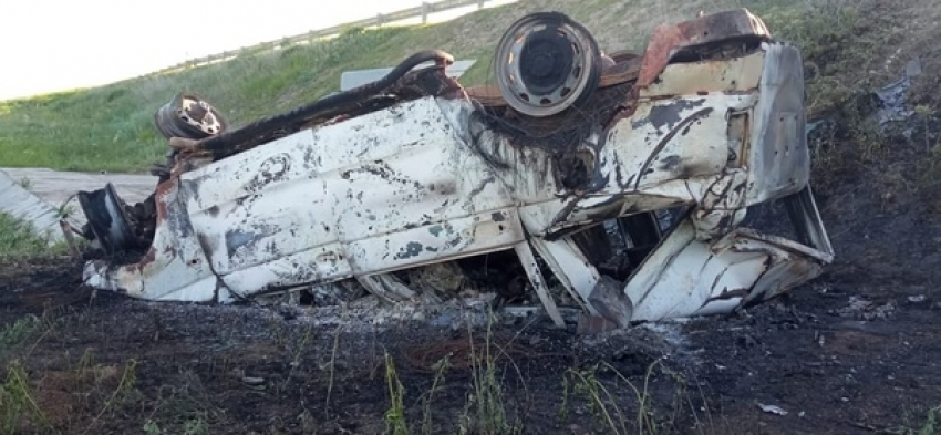 Страшная авария под Камышином унесла жизни двух путешественников - они сгорели заживо в машине, рухнувшей в кювет