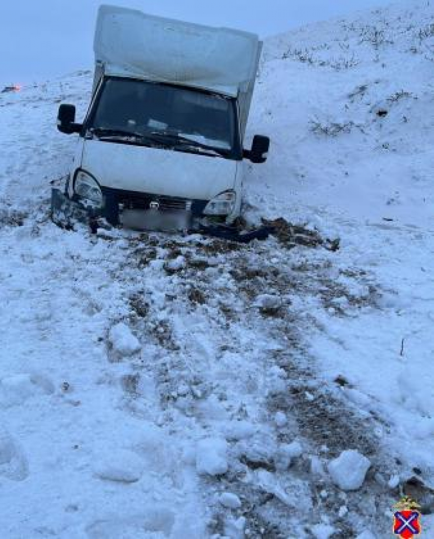Машина попала в сугроб в кювете, а водитель в больницу в Волгоградской области