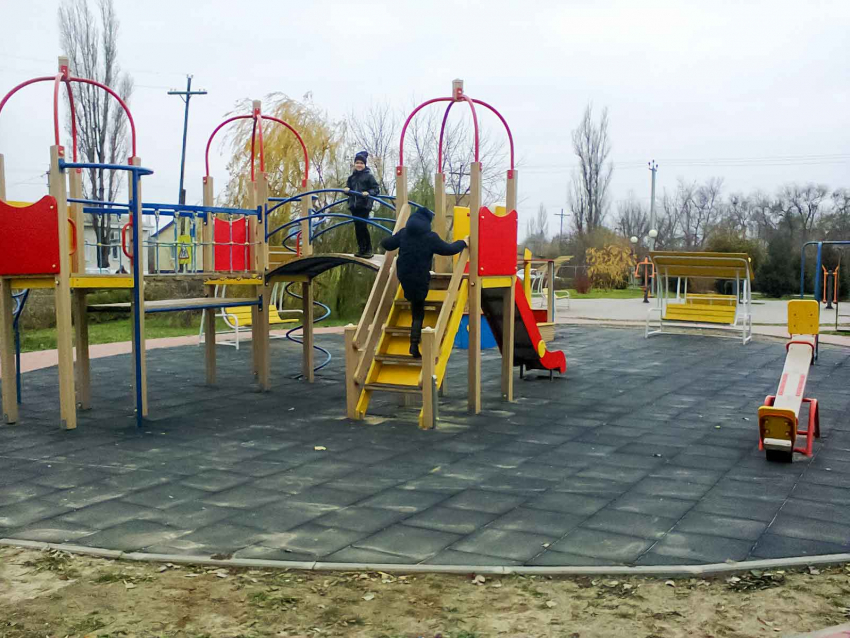 В Таловке Камышинского района сельской детской площадке городские позавидуют