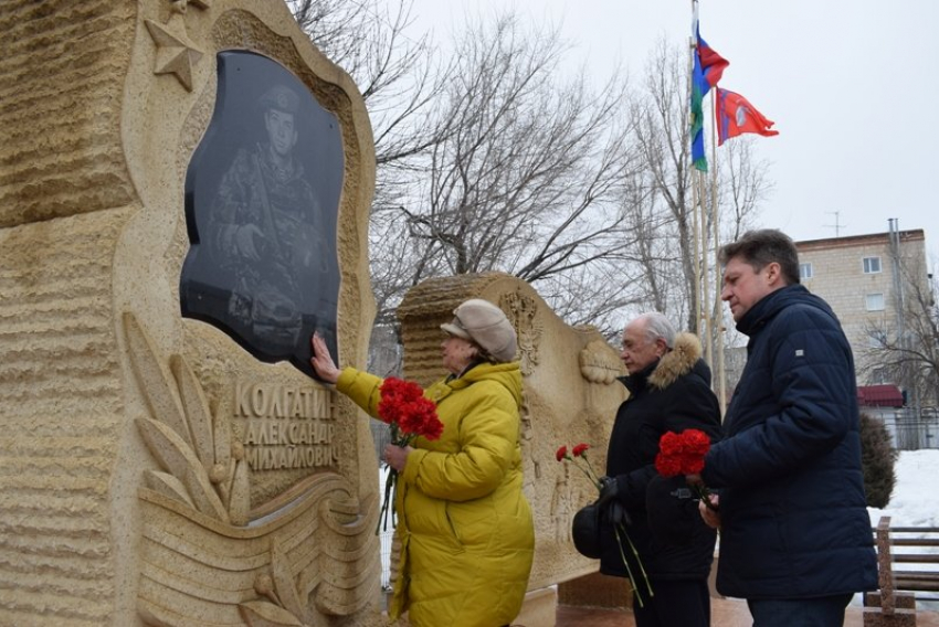 1 марта камышане приходят к памятнику Герою России Александру Колгатину, чтобы поклониться его подвигу 