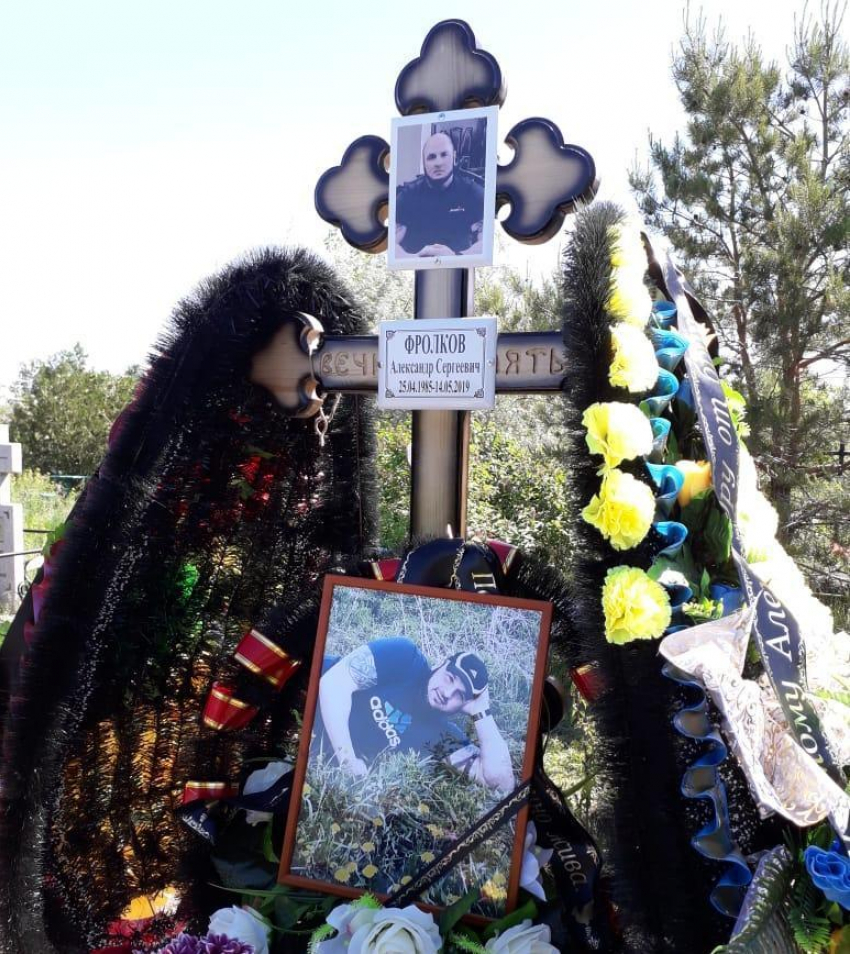 Родные похороненного в Камышине Александра Фролкова, ушедшего из жизни в тюремной камере, опровергают историю с ампутацией 