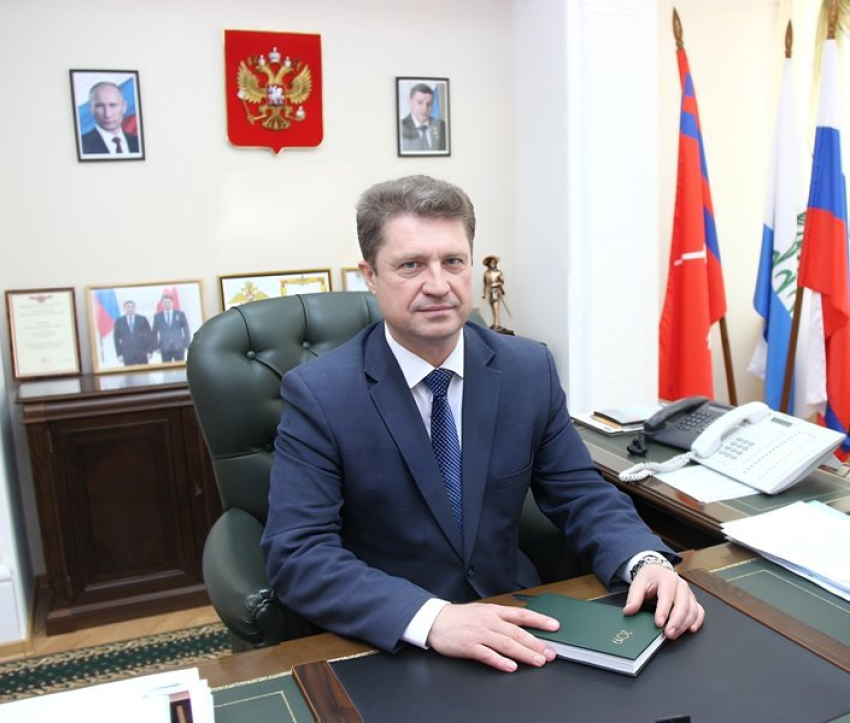 Глава Камышина Станислав Зинченко поздравил педагогов с сегодняшним Днем учителя - пока только виртуально