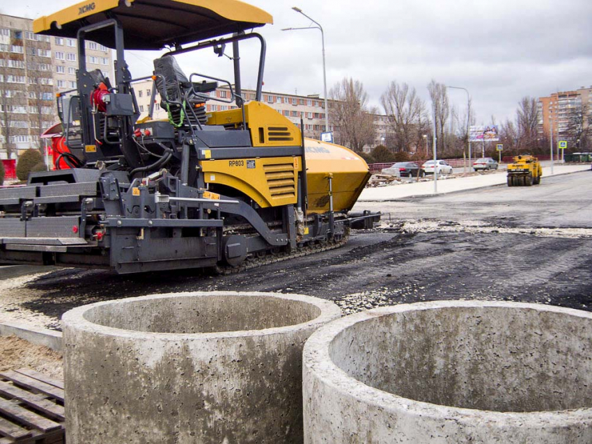 У нового ТЦ «Небо» на перекрестке улиц Ленина-Некрасова в Камышине выполняются подходы и подъезды к комплексу, завозится торговое оборудование