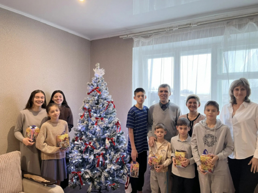 Переселенцы из Курской супруги Олег и Надежда Лунгу с 15-ю сыновьями и дочками готовятся праздновать второй Новый год в Камышинском районе