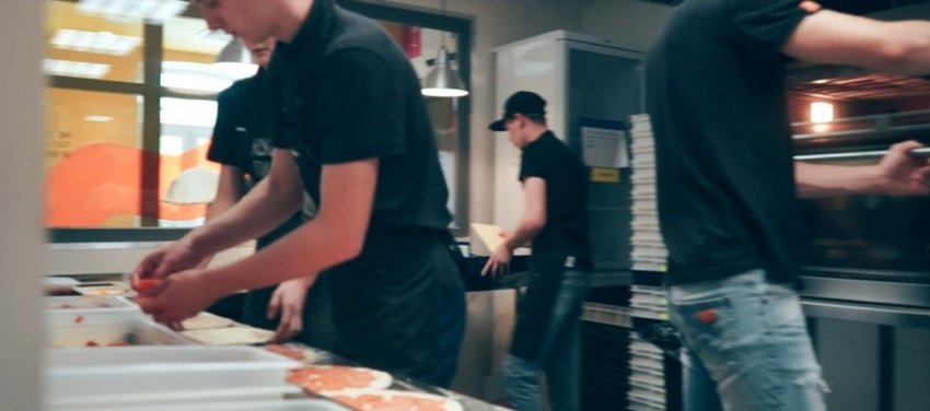 В сети появился видеоролик о дне «Додо-пиццы» в Камышине, который, похоже, вызовет интерес у Роспотребнадзора