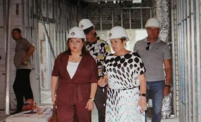 В Камышине прошла очередная экскурсия на стройку новой поликлиники - для высокопоставленной гостьи из Волгограда: конкретики по визиту нет