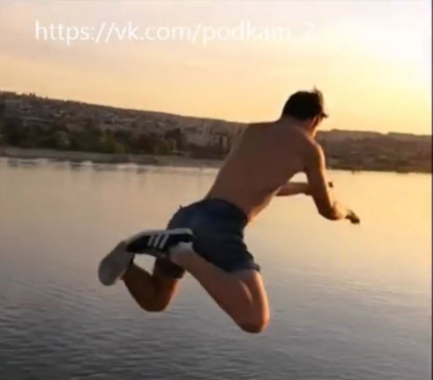 В Камышине в соцсетях появилось головокружительное видео прыжка молодого человека с Бородинского моста, стремительно набирающее просмотры