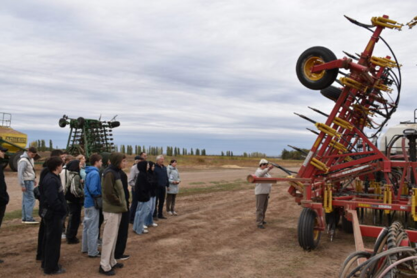 Будущие механизаторы из колледжа в Камышине приехали на экскурсию в ОПХ «Камышинское»