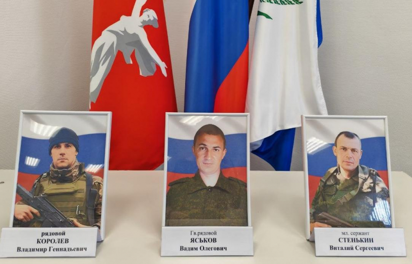 В Камышине торжественно передали награды погибших в СВО рядовых и младшего сержанта их родным