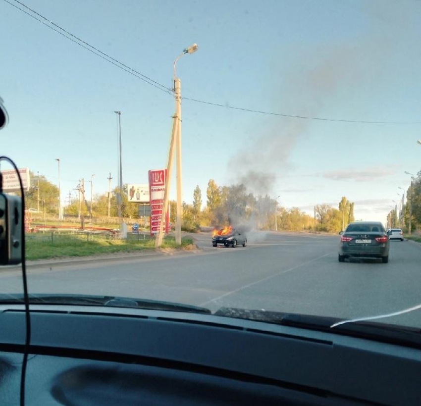 Камышане выложили в соцсетях фото и видео автомобиля, загоревшегося на дороге