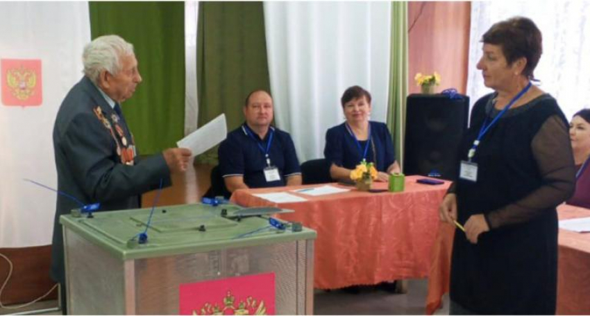 В поселке Рудня, что недалеко от Камышина, 100-летний ветеран приехал на выборы за рулем и сказал речь у урны для голосования (ВИДЕО)