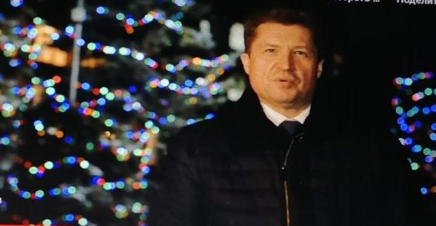 Станислав Зинченко на фоне елок у администрации Камышина поздравил горожан за полминуты (ВИДЕО)
