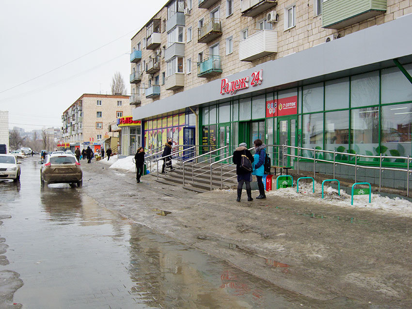 В Камышине у магазина «Радеж» на центральной улице из-за потепления разлилась широкая река