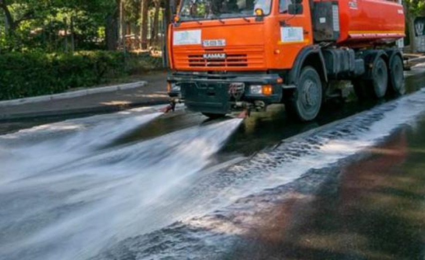 Губернатор Андрей Бочаров велел поливать улицы в крупных городах региона от жары