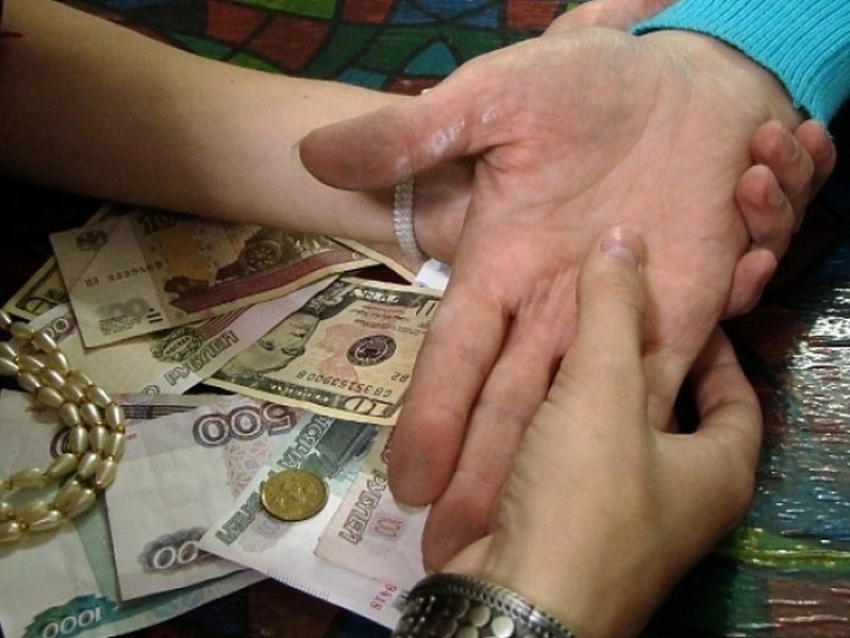 В Камышине женщине сняли порчу за 146 тысяч рублей
