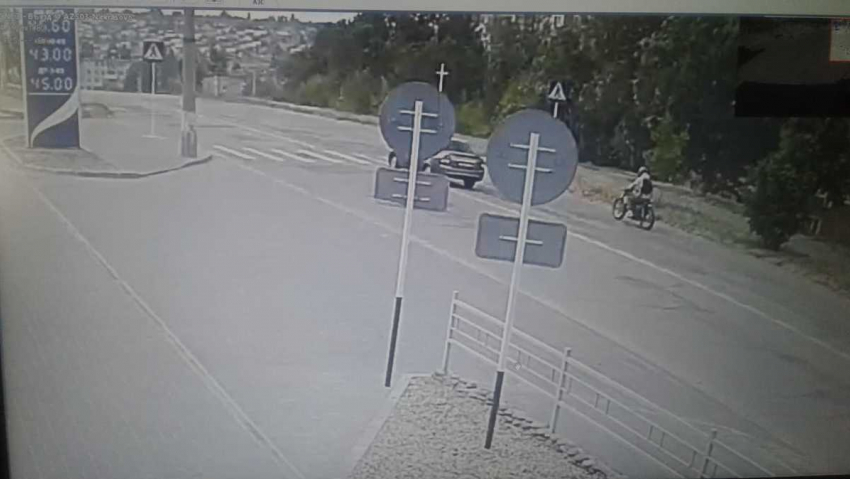 Горожанин прислал в «Блокнот Камышина» фото вороятного лихача на красном мотоцикле, сбившего коляску с трехмесячным ребенком и сбежавшего