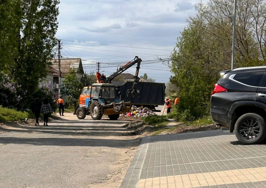 В Камышине мусоровозы «отметили» Первомай зачисткой «эпичной» мусорки в 200 метрах от администрации