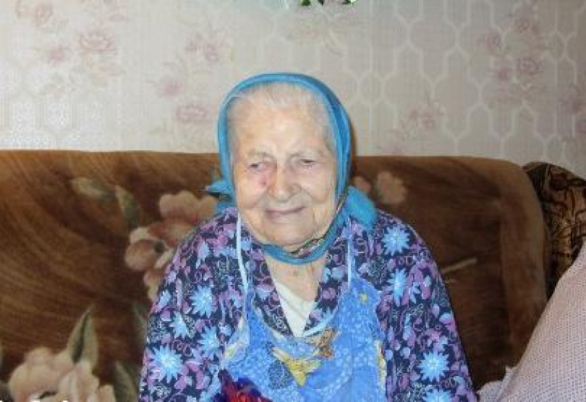 В Камышине живет и не жалуется на жизнь бабушка Елена Федоровна Белова, родившаяся до революции, - ей 106!