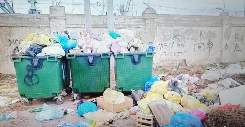 Камышане показали жуткую необслуживаемую мусорку в районе речного вокзала, с которой помои при дождях текут в Волгу (ВИДЕО)