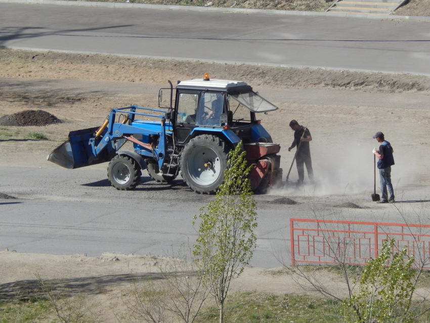 В Камышине и в праздники продолжается латочный ремонт дорог