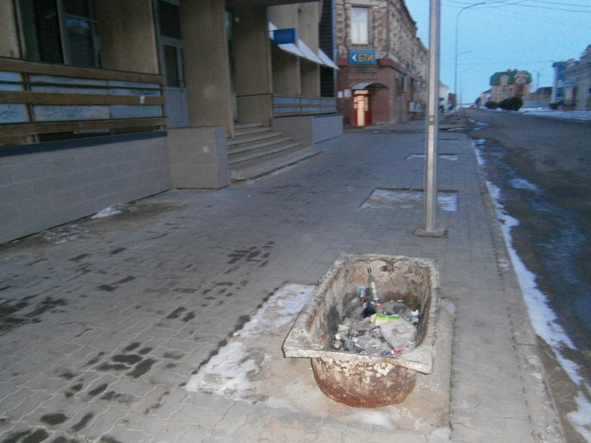 Ау, кто забыл ржавую ванну на улице Октябрьской? - камышанка