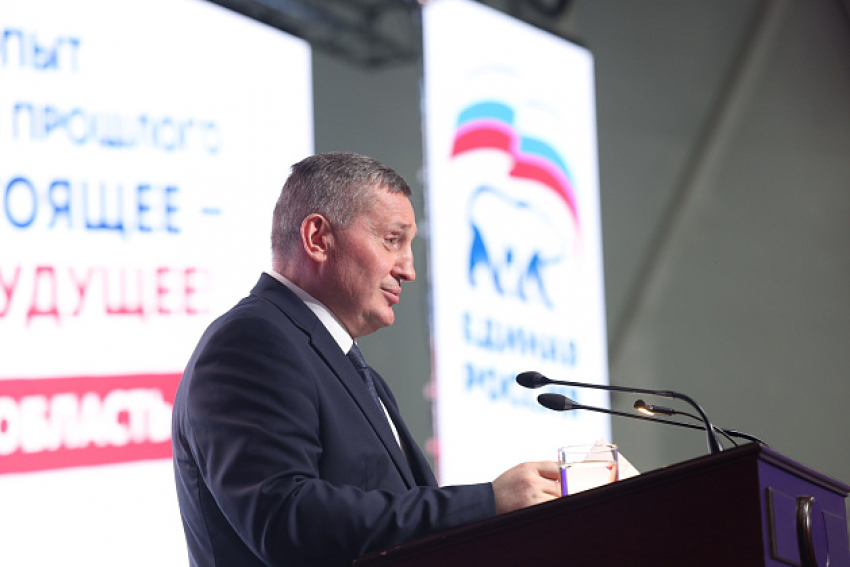 Губернатор Андрей Бочаров обсуждает ЖКХ и строительство на окружном форуме партии «Единая Россия»