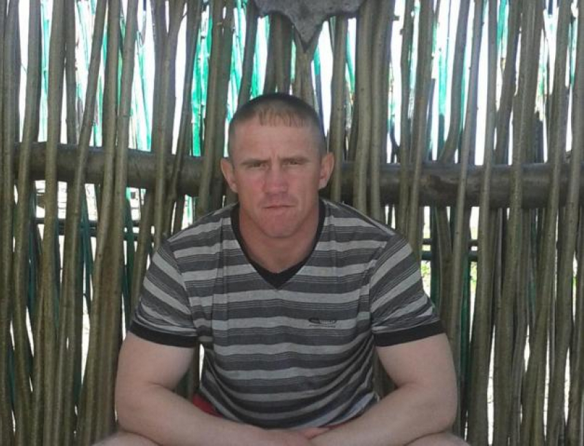 На хуторе Камыши похоронили 40-летнего командира отделения глубинной разведки Дмитрия Илларионова, убитого на Украине