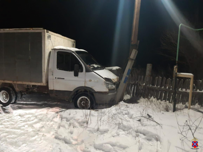 Водитель грузовика врезался в столб и скончался на месте в Волгоградской области