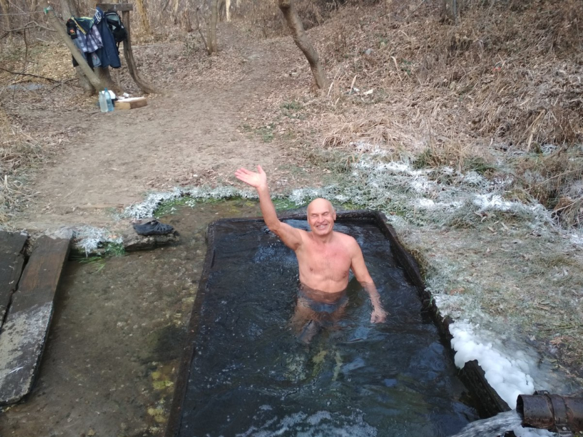 Закаленные камышане продолжают принимать освежающие ванны в Соколовском роднике и при минусовых температурах воздуха