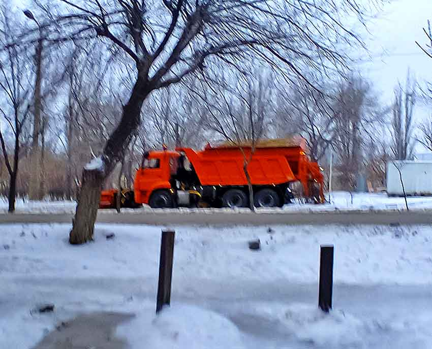 В Камышине дорожная техника муниципального учреждения «Благоустройство» после распутицы замечена на центральных улицах города