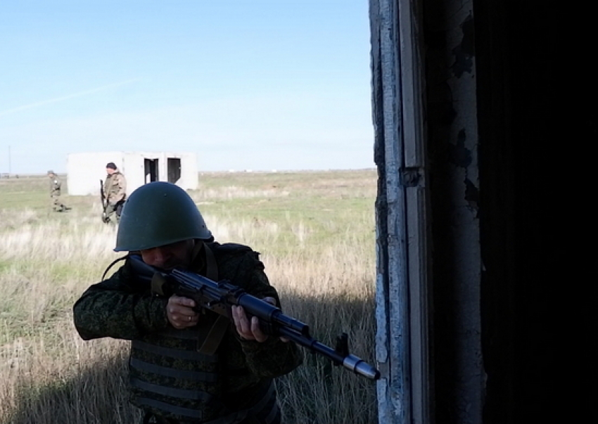 Разведчики из числа мобилизованных военнослужащих на полигоне под Волгоградом отработали навыки ведения боя в городских условиях