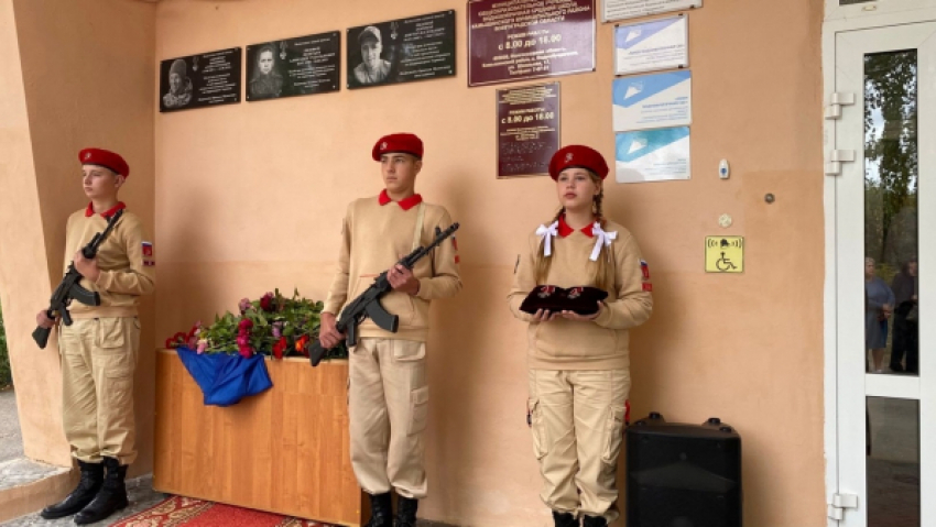 На орденских подушечках в руках ребят из почётного караула поблескивали ордена Мужества....