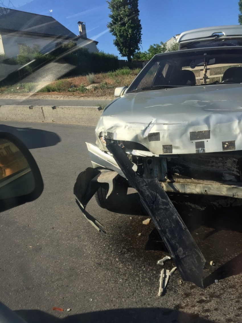 В соцсетях появилось фото последствий аварии, случившейся примерно полтора часа назад на дамбе в Камышине