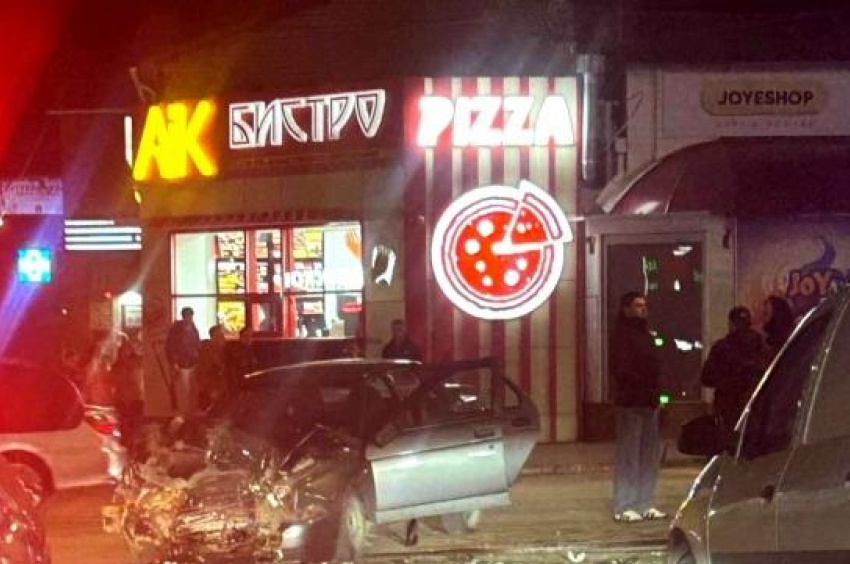 В Камышине у рынка легковушки разбились «в хлам", но данных о пострадавших нет (ВИДЕО)