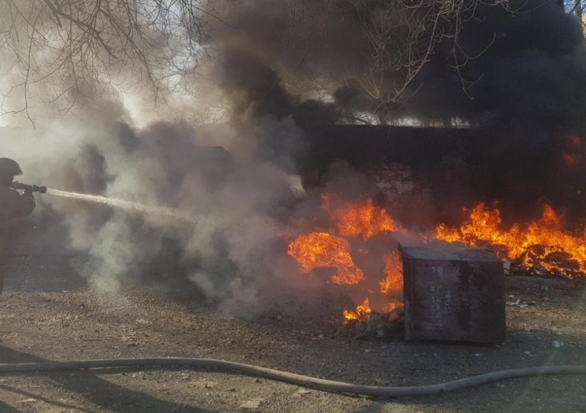 В Камышине «враги» пластиковых мусорных баков спалили еще один на улице Ленина 