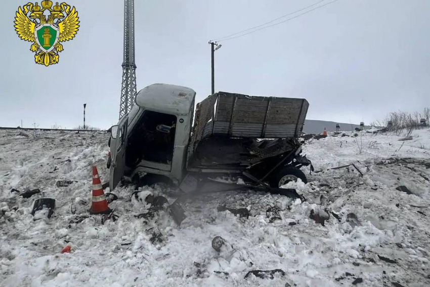 В Волгоградской области московский поезд снес автомобиль, выскочивший на железную дорогу