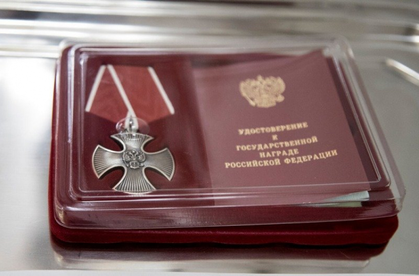 Родным погибших в СВО камышан-героев торжественно передали ордена Мужества