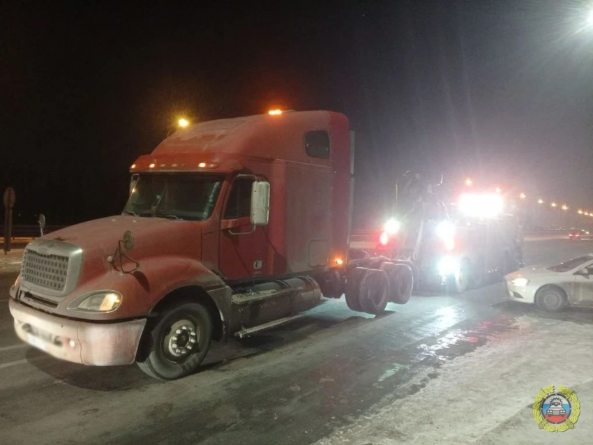 В Волгоградской области отправили на штрафстоянку американский тягач, хозяин которого накопил долгов больше полумиллиона