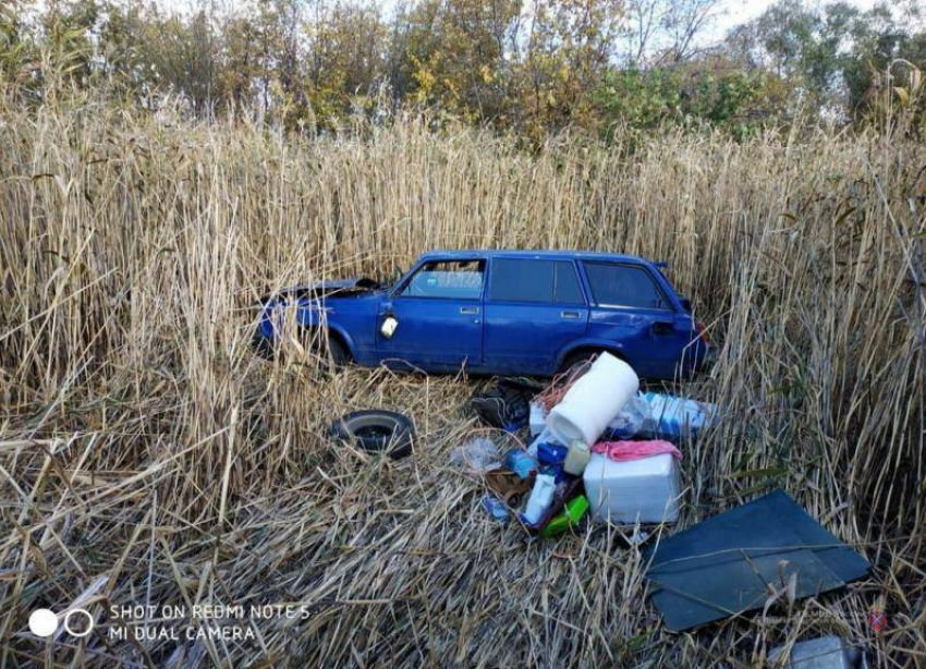 На московской трассе водитель отечественной легковушки потерял колесо и улетел в кювет