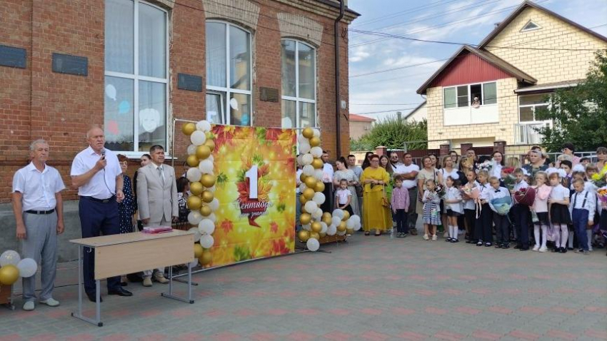 Школьная линейка с участием спикера Камышинской городской думы началась с поднятия государственного флага