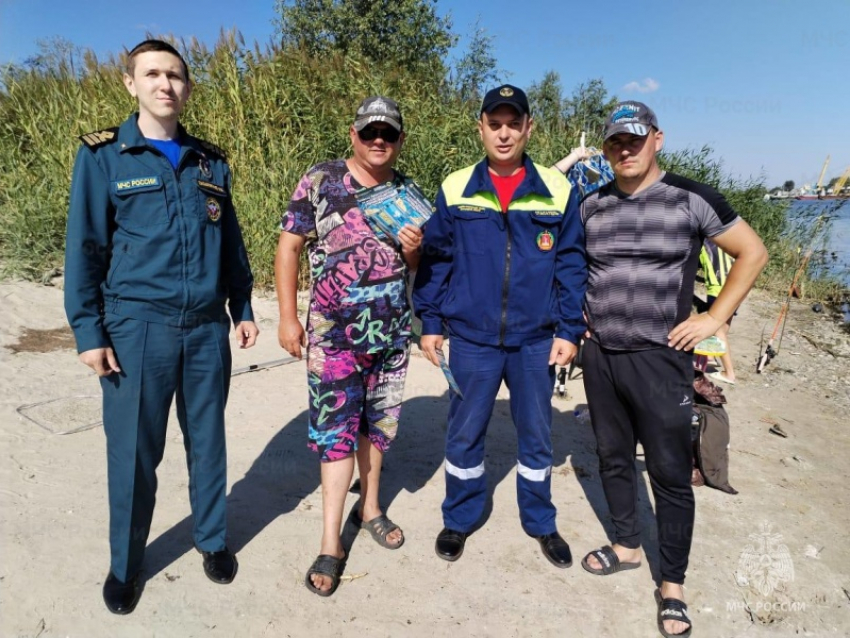 В наступившую в канун осени жару сотрудники МЧС вновь отправились на водные объекты инструктировать купальщиков в Волгоградской области