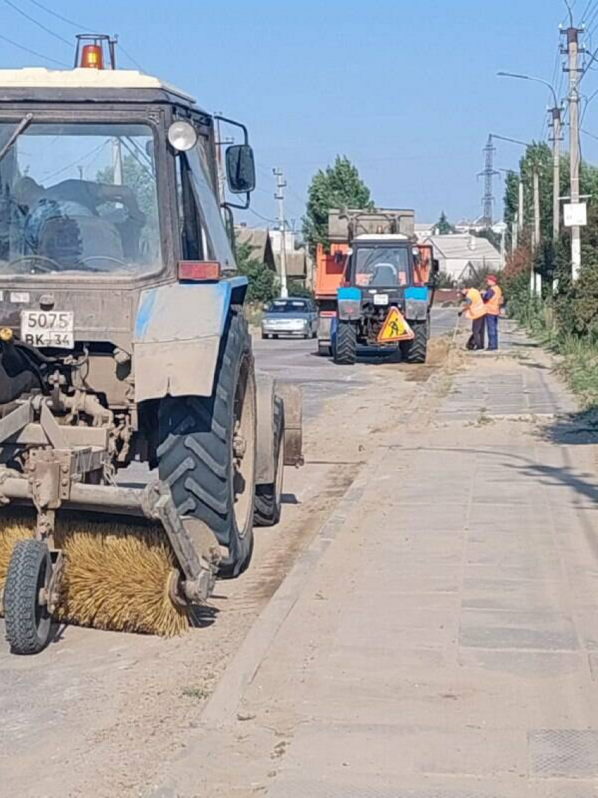 Муниципальное предприятие Камышина «Благоустройство» 1 августа вывело на уборку улиц технику со щетками