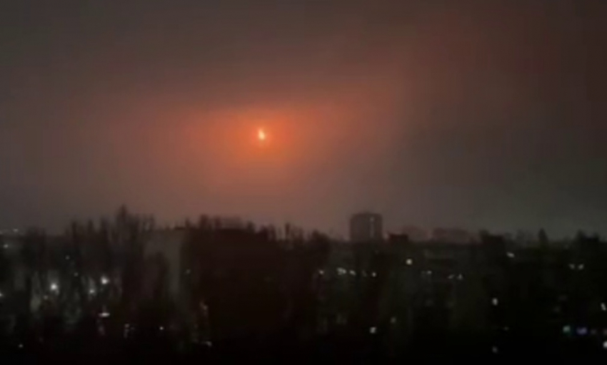 «Во как красиво!» - НПЗ Саратова атакован третий раз за месяц, местные жители снимают работу ПВО, - «Блокнот - Россия"