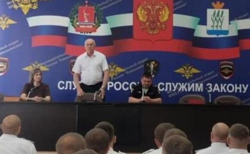 Кого из госавтоинспекторов, которых глава Камышина назвал «дорогими друзьями", наградили по случаю профессионального праздника
