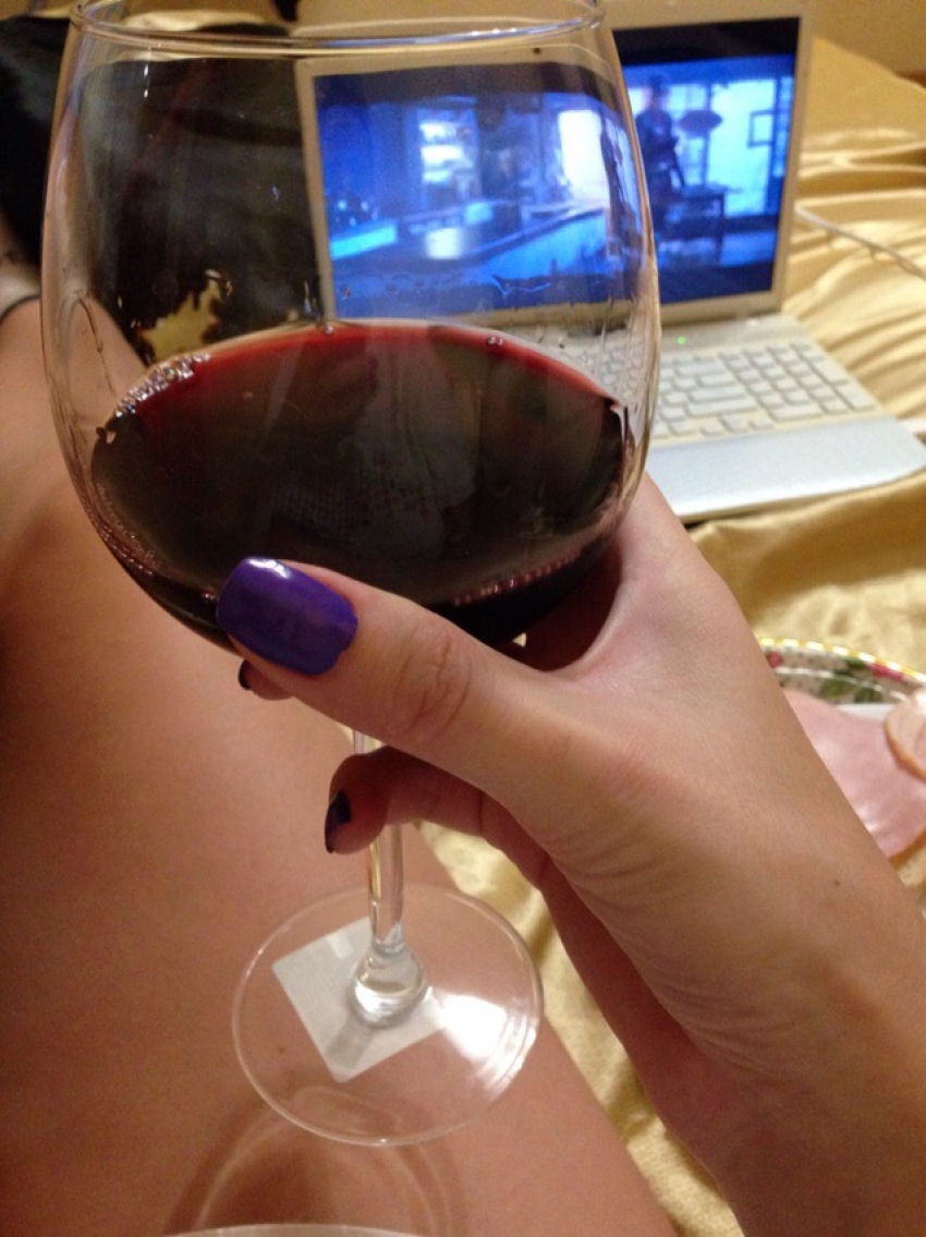 Пенсионер расслабился с незнакомой девицей, и та за его счет сделала себе подарок в виде двух мобильников по 100 тысяч каждый