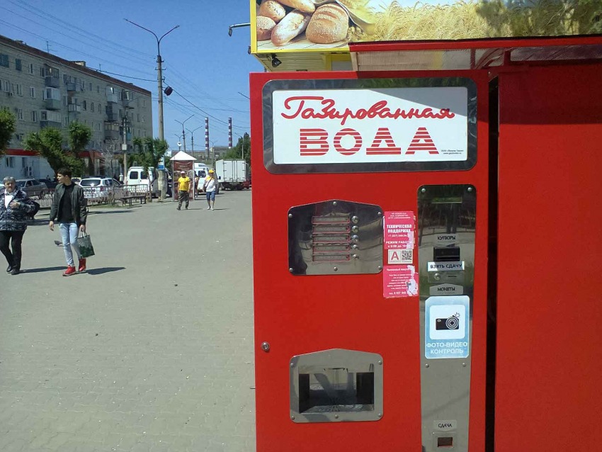 В Камышине на улице Ленина устанавливают аппарат для газировки