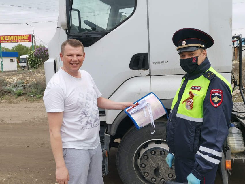 Сотрудники ОГИБДД Камышина вышли в праздничный рейд с георгиевскими лентами и масками для водителей