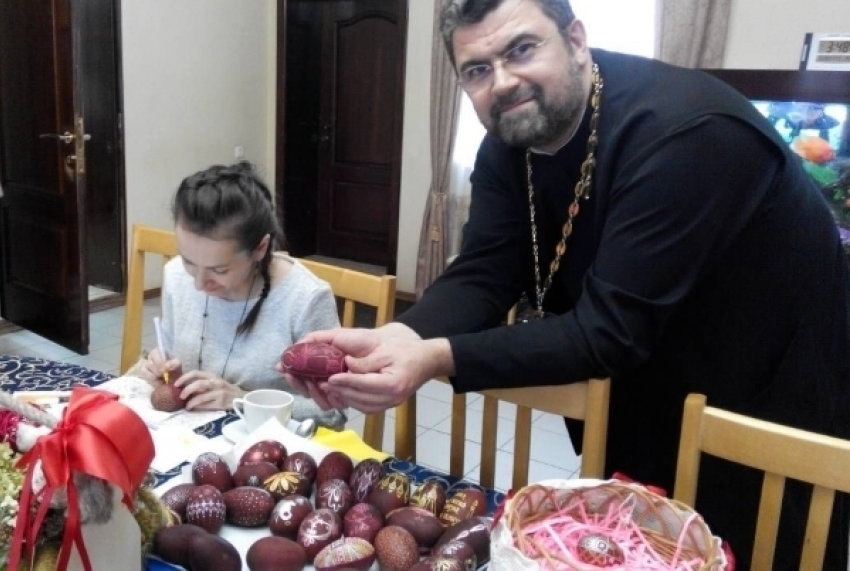 В Никольском соборе Камышина художницы создают шедевры из подарочных пасхальных яиц