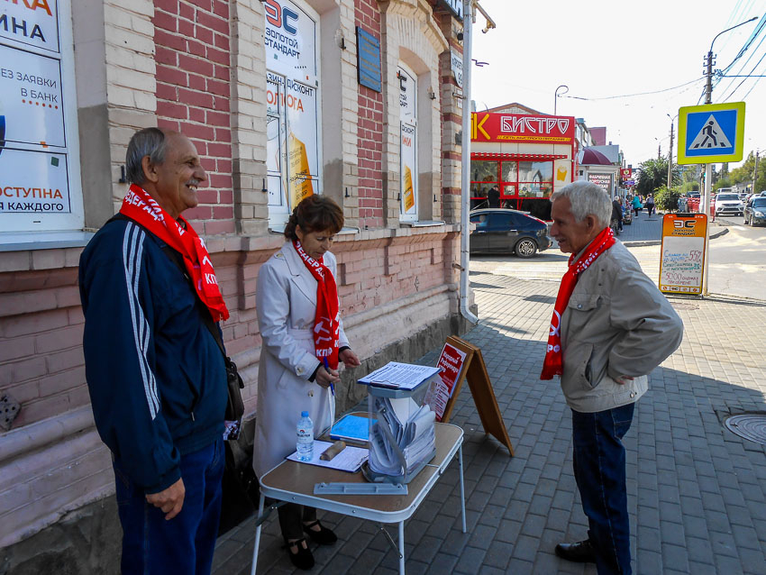 Камышане подходят к «стойке» камышинских коммунистов, чтобы поучаствовать в опросе