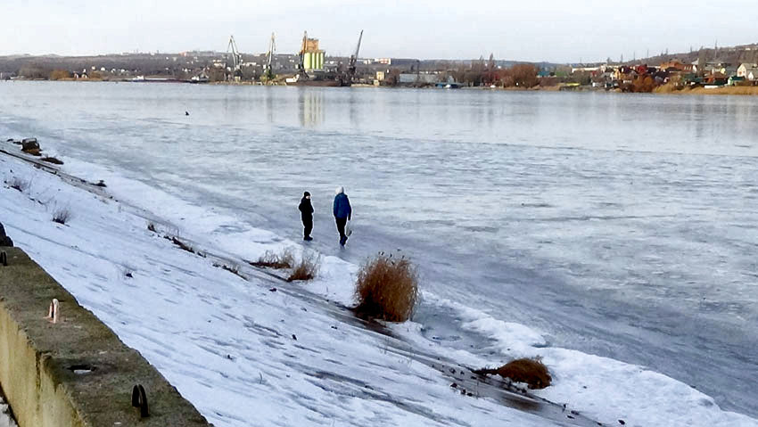 Из-за резкого потепления лед на Камышинке покрылся водой, но «смельчаков» это не смущает